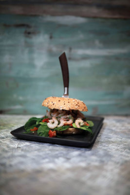 Burger mit Dild-Shrimps, Feldsalat und Dill-Dild-Mayonnaise Burger mit Dild-Shrimps, Feldsalat und Dill-Dild-Mayonnaise