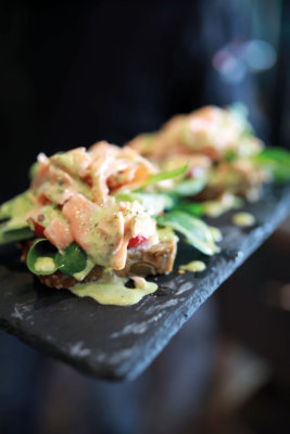 Smörrebröd mit gegrilltem Dild-Lachs und Dill-Dild-Mayonnaise Smörrebröd mit gegrilltem Dild-Lachs und Dill-Dild-Mayonnaise