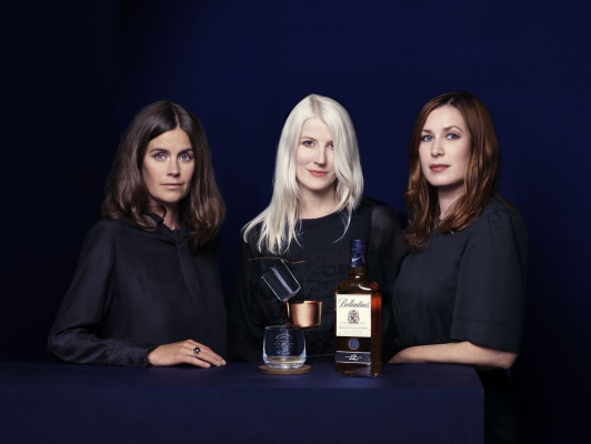 Schwedisches Design-Trio Front mit der Ballantine's 12 Jahre Ballance-Skulptur