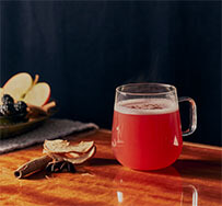 „Spiced Brambule“ und „Glühgin“: Bombay Sapphire in zwei Hot Drinks