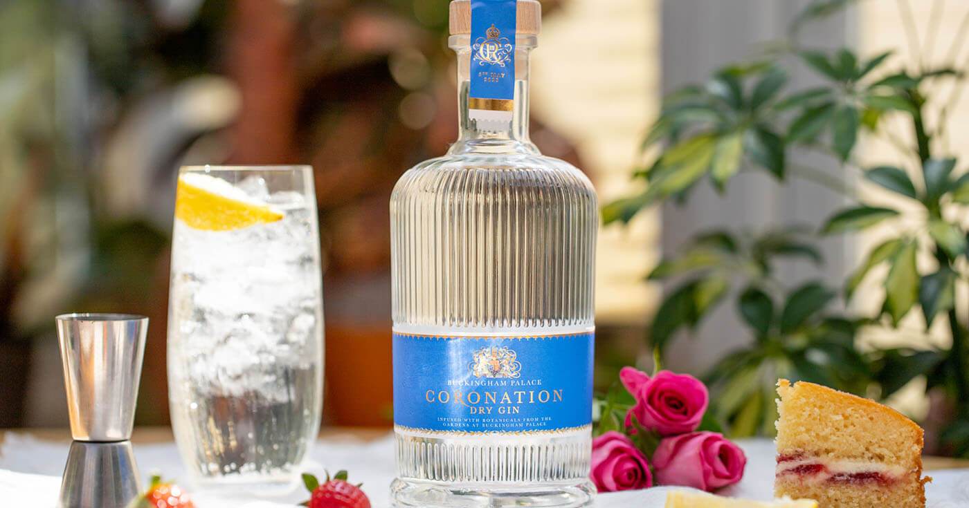 Coronation Buckingham Palace mit Gin und Rum zur Krönung von Charles III.