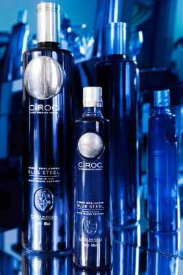Mario Testino lichtet Cîroc Vodka Blue Steel Flasche ab