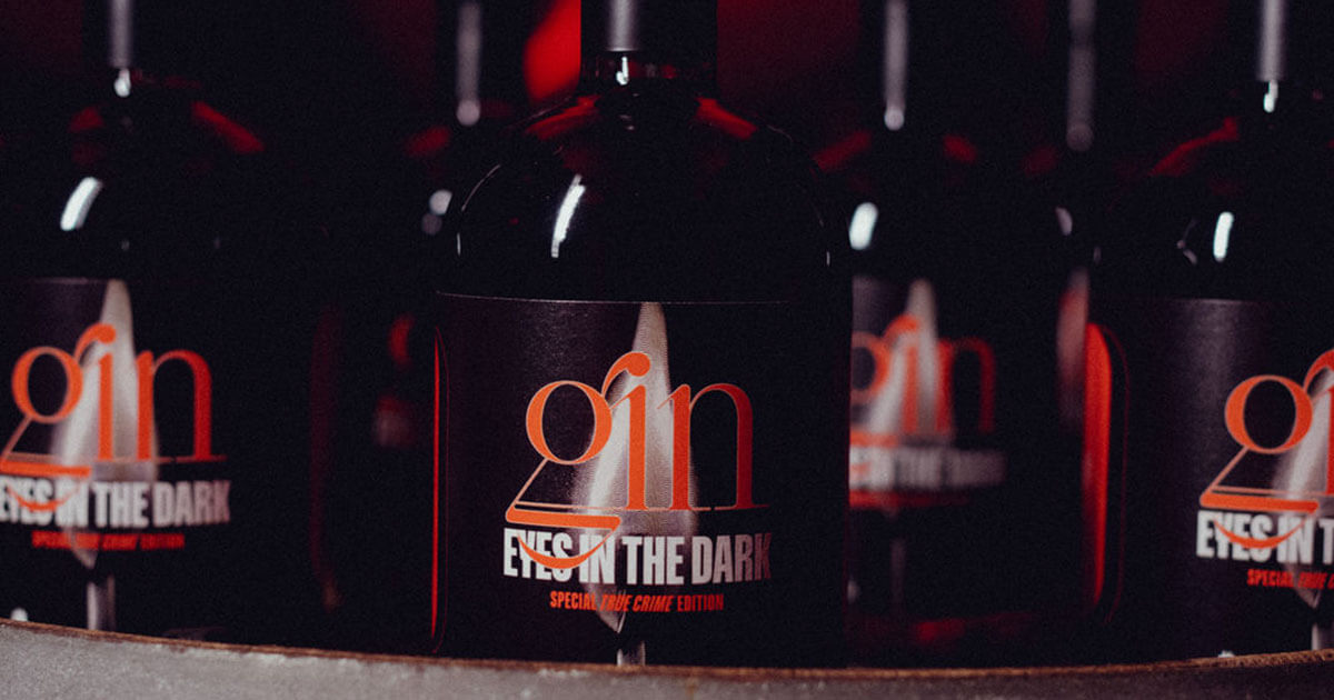 Der Gin zum Podcast: Brennerei Henrich kreiert Eyes in the Dark True Crime Gin Der Gin zum Podcast: Brennerei Henrich kreiert Eyes in the Dark True Crime Gin