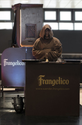 Frangelico Haselnusslikör auf Tour mit mobilem Beichtstuhl