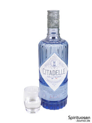 Citadelle Gin eine Flasche Citadelle Gin nebst Glas