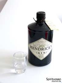 Hendrick's Gin Glas und Flasche