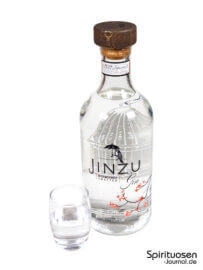 Jinzu Gin Glas und Flasche