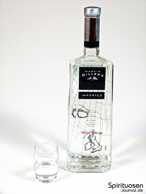 eine Flasche Martin Miller's Gin nebst Glas