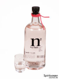 N Gin Two Pink Glas und Flasche