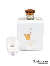 Skin Gin Glas und Flasche