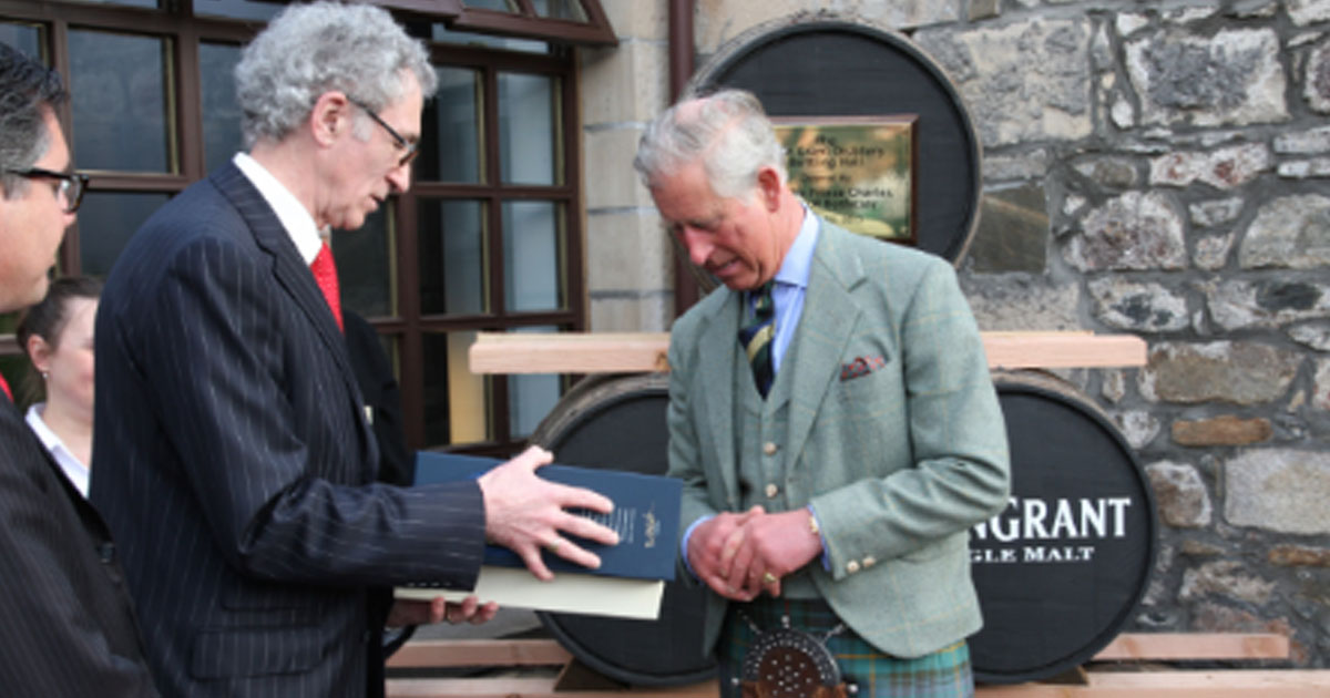 An Prince Charles: Master Distiller Dennis Malcom übergibt Glen Grant Five Decades