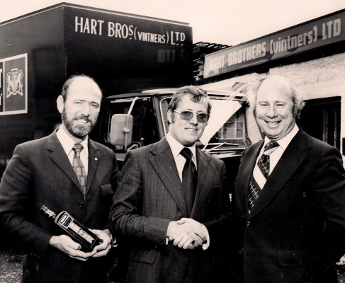 Donald Hart vor Lieferwagen und Firmengebäude der Hart Brothers