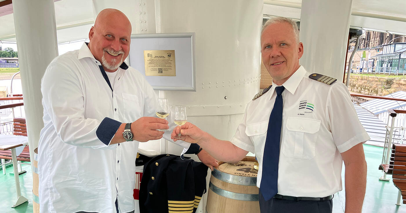 PD Dresden: Dresdner Whisky Manufaktur lässt Hellinger 42 auf Dampfer nachreifen