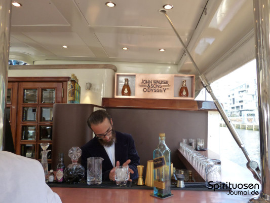 Diageo World Class Bartender wie Atalay Aktas servieren Cocktails