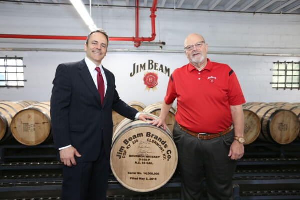 Jim Beam Distillery befüllt feierlich 14-millionstes Fass