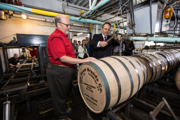 Jim Beam Distillery befüllt feierlich 14-millionstes Fass