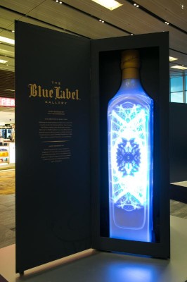 Weltweit erste 3D-Kunstausstellung in der Flasche mit Johnnie Walker
