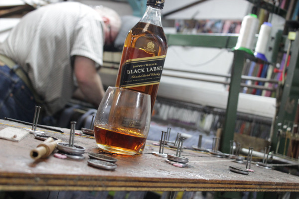 Johnnie Walker und Harris Tweed entwickeln Stoff mit Whisky-Aromen