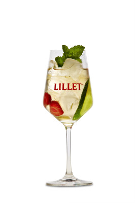 Lillet-Paperboys beschenken Münchner mit Starter-Sets zum Lillet Vive