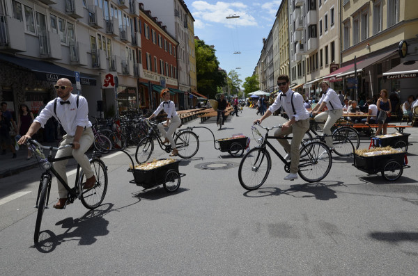 Lillet-Paperboys beschenken Münchner mit Starter-Sets zum Lillet Vive