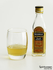 Bushmills Irish Honey Glas und Flasche