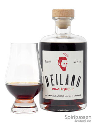 eine Flasche Heiland Rumliqueur nebst Glas