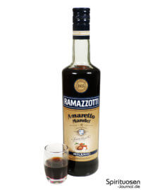 Ramazzotti Amaretto Glas und Flasche