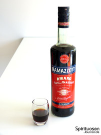Ramazzotti Amaro Glas und Flasche