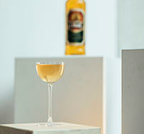Linie Aquavit im Mix: Armin Hagenhenrich kreiert „Sumach und Wacholderzweig“