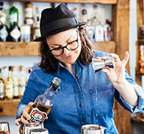 „Welten und Bummler“: Marie Rausch stellt Cocktailkreation mit Linie Aquavit vor