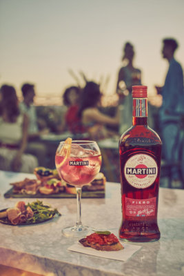 Neue Kampagne 'Martini Time' beleuchtet moderne Freundschaft