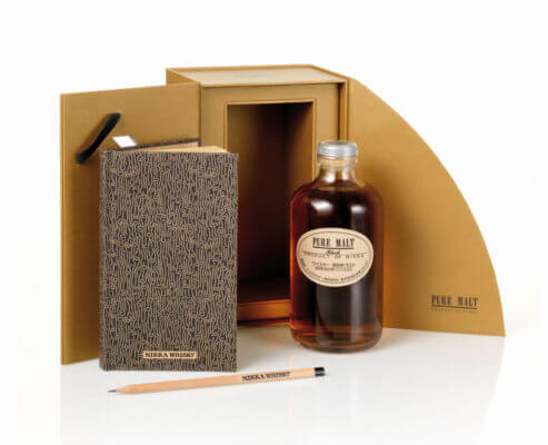 Nikka Pure Malt Black in Geschenkbox mit Notizbuch