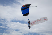 Ouzo 12 veranstaltet Fallschirmsprung zum Tag der Freundschaft