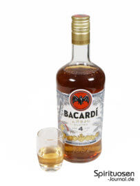 Bacardi Anejo Cuatro Glas und Flasche