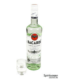 Bacardi Carta Blanca Glas und Flasche