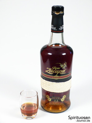 eine Flasche Ron Zacapa Centenario Sistema Solera 23 nebst Glas