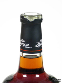 der Hals einer Flasche Ron Zacapa Centenario Sistema Solera 23
