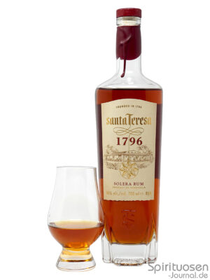 eine Flasche Santa Teresa 1796 nebst Glas
