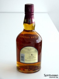 eine Flasche Chivas Regal 12 Jahre von hinten