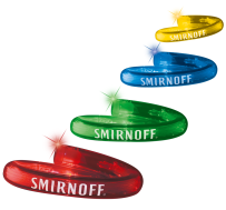 Eines von vier LED-Party-Armbänder legt Smirnoff der On-Pack-Promotion bei