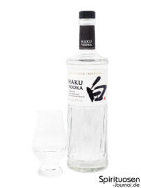 Haku Vodka Glas und Flasche