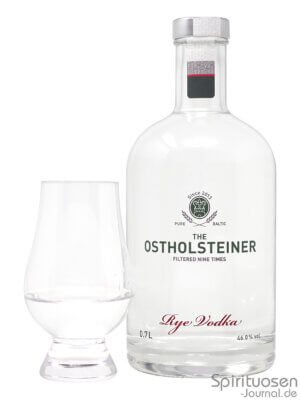 The Ostholsteiner Rye Vodka eine Flasche The Ostholsteiner Rye Vodka nebst Glas