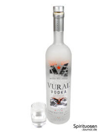 Vural Vodka Glas und Flasche