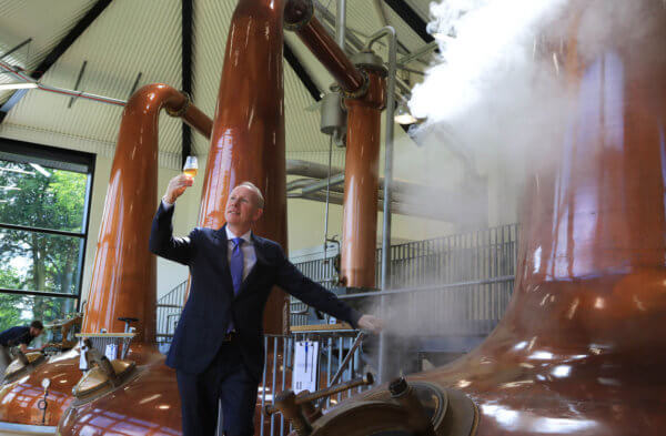 Walsh Whiskey Distillery in Irland feierlich eröffnet