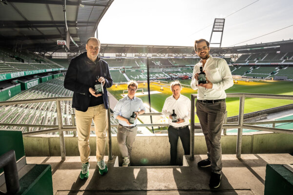 Klaus Filbry, Geschäftsführer Werder Bremen, Jannik Hellweg, Brand Manager Kirsch Import, Frank Baumann, Geschäftsführer Sport Werder Bremen und Christoph Kirsch, Inhaber Kirsch Import