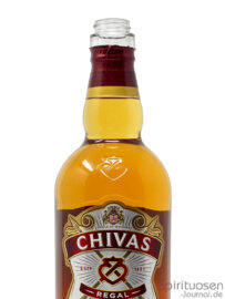 der Hals einer Flasche Chivas Regal 12 Jahre
