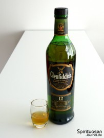 Glenfiddich 12 Jahre Glas und Flasche
