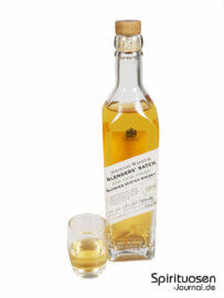 Johnnie Walker Blenders' Batch Rum Cask Finish Glas und Flasche