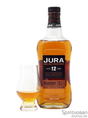 eine Flasche Jura 12 Jahre nebst einem Glas
