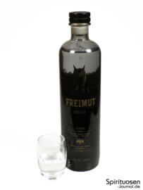 Freimut Wodka Glas und Flasche